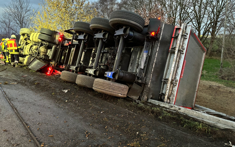 POL-DEL: Autobahnpolizei Ahlhorn: BILDMATERIAL zu Sattelzug kommt im Bereich der Gemeinde Hatten von der Autobahn 28 ab - Foto: presseportal.de