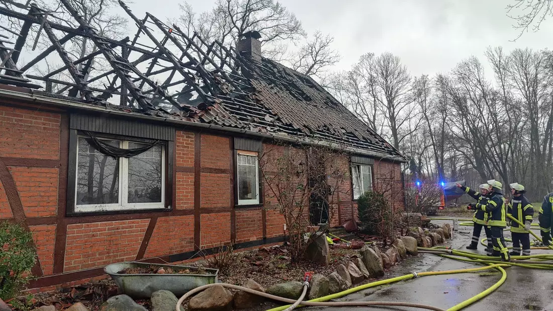 FW Lüchow-Dannenberg: +++Dachstuhlbrand bei Clenze/Lüchow-Dannenberg+++130 Feuerwehrleute im Einsatz+++Rauchentwicklung behindert die Löscharbeiten+++ - Bild: presseportal.de