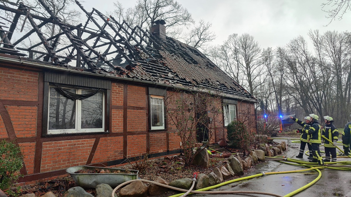 FW Lüchow-Dannenberg: +++Dachstuhlbrand bei Clenze/Lüchow-Dannenberg+++130 Feuerwehrleute im Einsatz+++Rauchentwicklung behindert die Löscharbeiten+++ - Foto: presseportal.de
