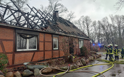 FW Lüchow-Dannenberg: +++Dachstuhlbrand bei Clenze/Lüchow-Dannenberg+++130 Feuerwehrleute im Einsatz+++Rauchentwicklung behindert die Löscharbeiten+++ - Foto: presseportal.de