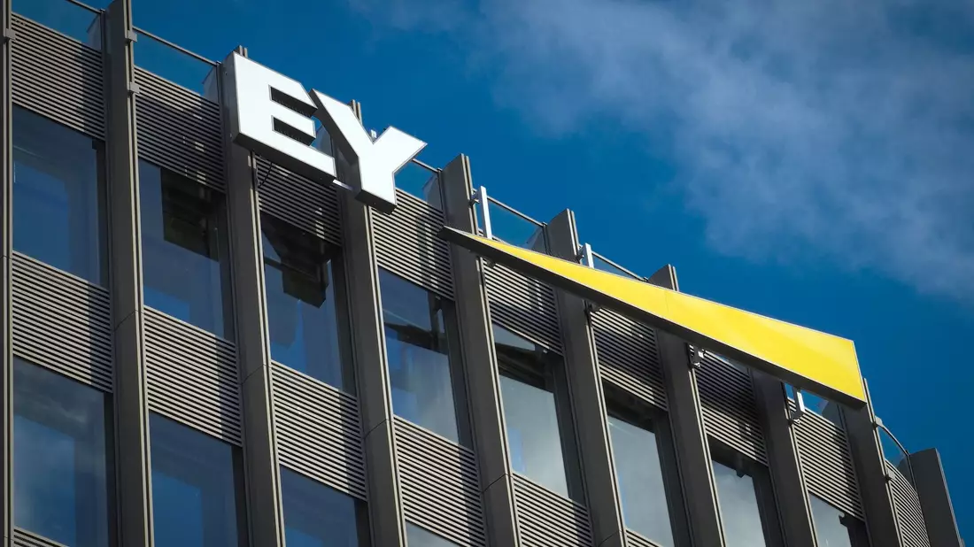 Das Beratungsunternehmens Ernst & Young (EY) wird von der Aktionärsvereinigung DSW auf Schadenersatz im Fall Wirecard verklagt. - Bild: Soeren Stache/dpa-Zentralbild/dpa