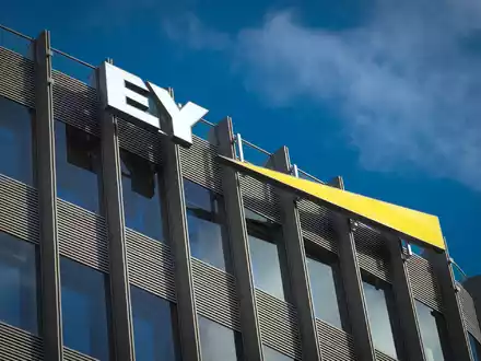Das Beratungsunternehmens Ernst & Young (EY) wird von der Aktionärsvereinigung DSW auf Schadenersatz im Fall Wirecard verklagt. - Foto: Soeren Stache/dpa-Zentralbild/dpa