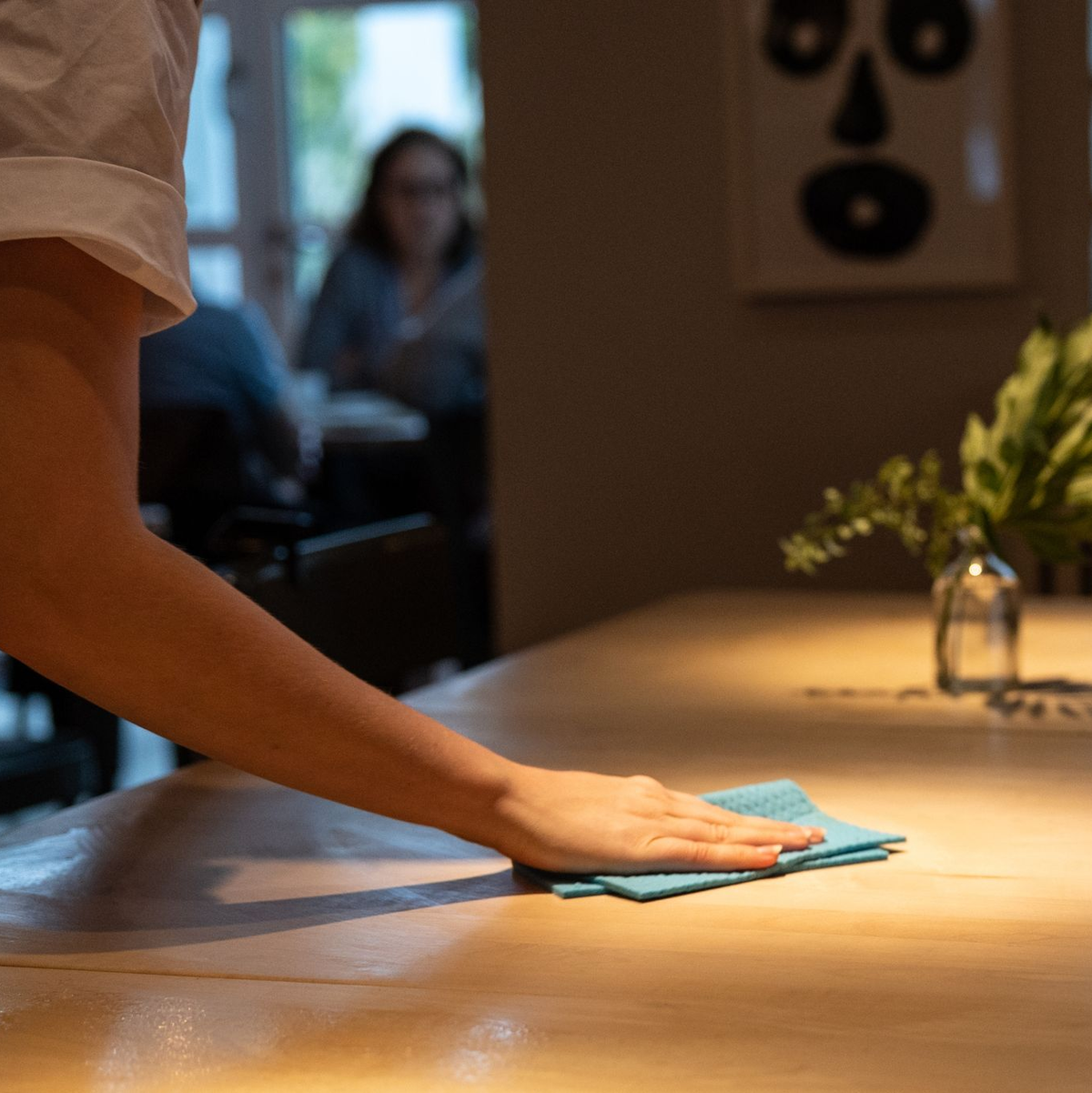 Besonders hoch ist der Anteil der Menschen, die an den Festtagen arbeiten müssen, diesmal im Gastgewerbe. - Foto: Hannes P Albert/dpa