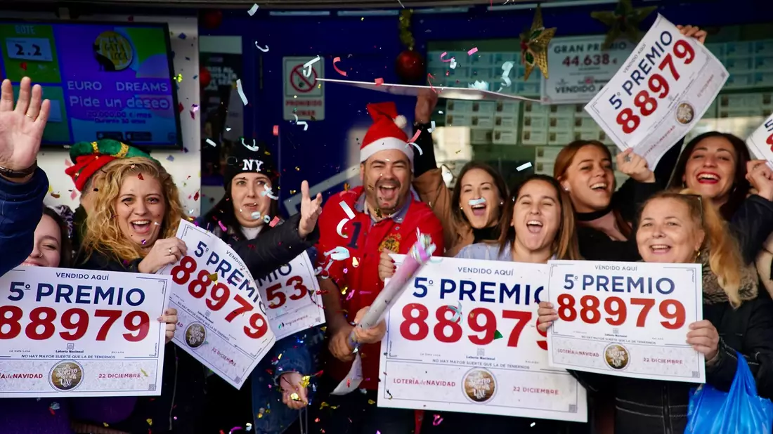 Gewinner der Weihnachtslotteriepreise feiern vor einer Lottoannahmestelle in Málaga. - Bild: Álex Zea/EUROPA PRESS/dpa