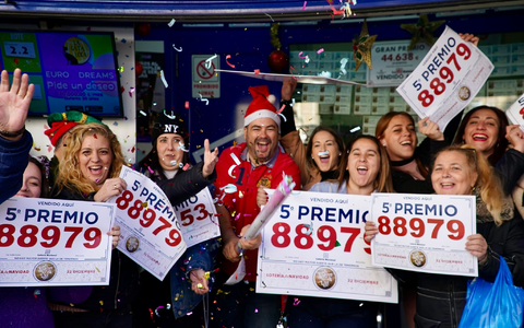 Gewinner der Weihnachtslotteriepreise feiern vor einer Lottoannahmestelle in Málaga. - Foto: Álex Zea/EUROPA PRESS/dpa