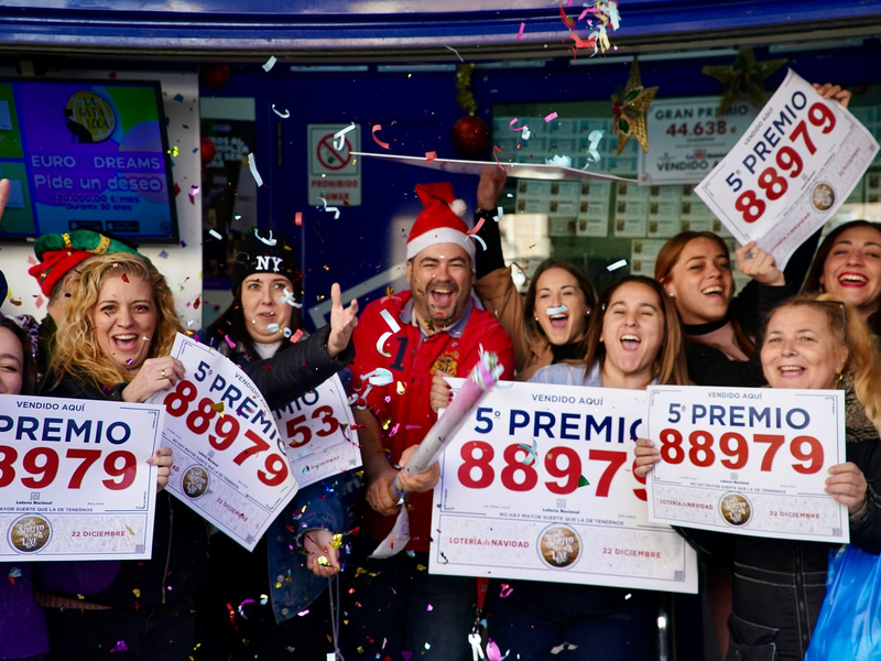 Gewinner der Weihnachtslotteriepreise feiern vor einer Lottoannahmestelle in Málaga. - Foto: Álex Zea/EUROPA PRESS/dpa