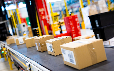 Obwohl die Umsätze im Internet- und Versandeinzelhandel stark gestiegen sind, verdienen die Beschäftigten deutlich schlechter als in anderen Branchen. - Foto: Moritz Frankenberg/dpa