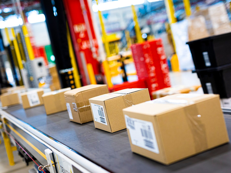 Obwohl die Umsätze im Internet- und Versandeinzelhandel stark gestiegen sind, verdienen die Beschäftigten deutlich schlechter als in anderen Branchen. - Foto: Moritz Frankenberg/dpa