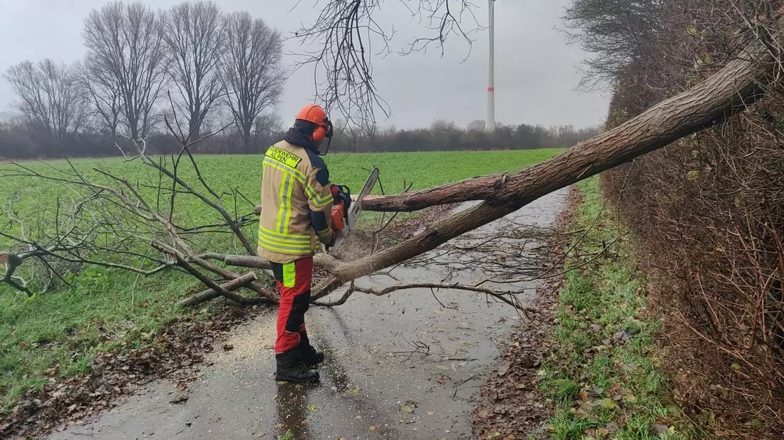 FW Alpen: Sturmschaden am Freizeitsee - Bild: presseportal.de