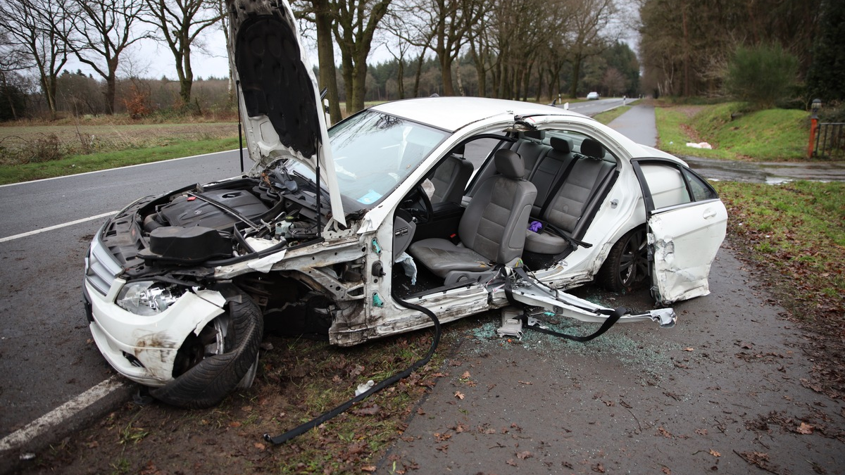 FW-OLL: Schwerer Verkehrsunfall auf der Wildeshauser Straße zwischen Kirchhatten und Neerstedt - Foto: presseportal.de