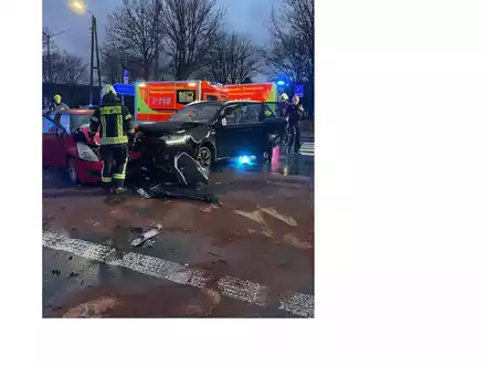 FW Dinslaken: Verkehrunsfall - Foto: presseportal.de