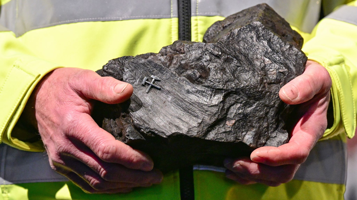 Das letzte Stück Braunkohle aus dem Tagebau Jänschwalde Nach fast 50 Jahren endet der reguläre Betrieb des Braunkohletagebaus nordöstlich von Cottbus in Brandenburg. - Foto: Patrick Pleul/dpa