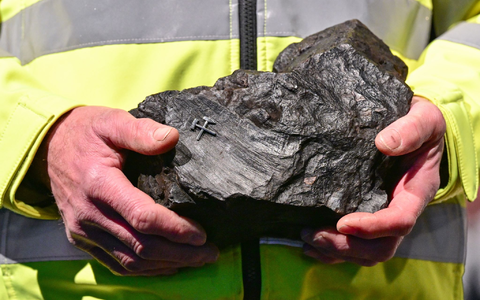 Das letzte Stück Braunkohle aus dem Tagebau Jänschwalde Nach fast 50 Jahren endet der reguläre Betrieb des Braunkohletagebaus nordöstlich von Cottbus in Brandenburg. - Foto: Patrick Pleul/dpa