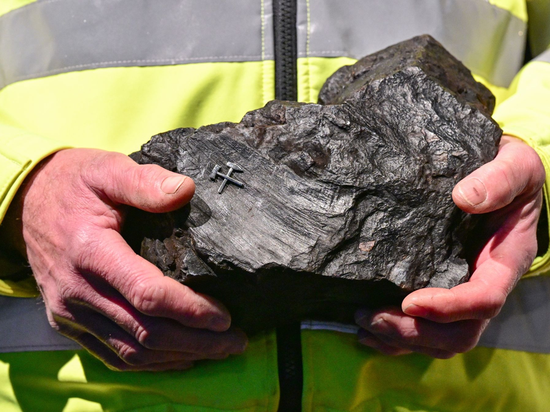 Das letzte Stück Braunkohle aus dem Tagebau Jänschwalde Nach fast 50 Jahren endet der reguläre Betrieb des Braunkohletagebaus nordöstlich von Cottbus in Brandenburg. - Foto: Patrick Pleul/dpa