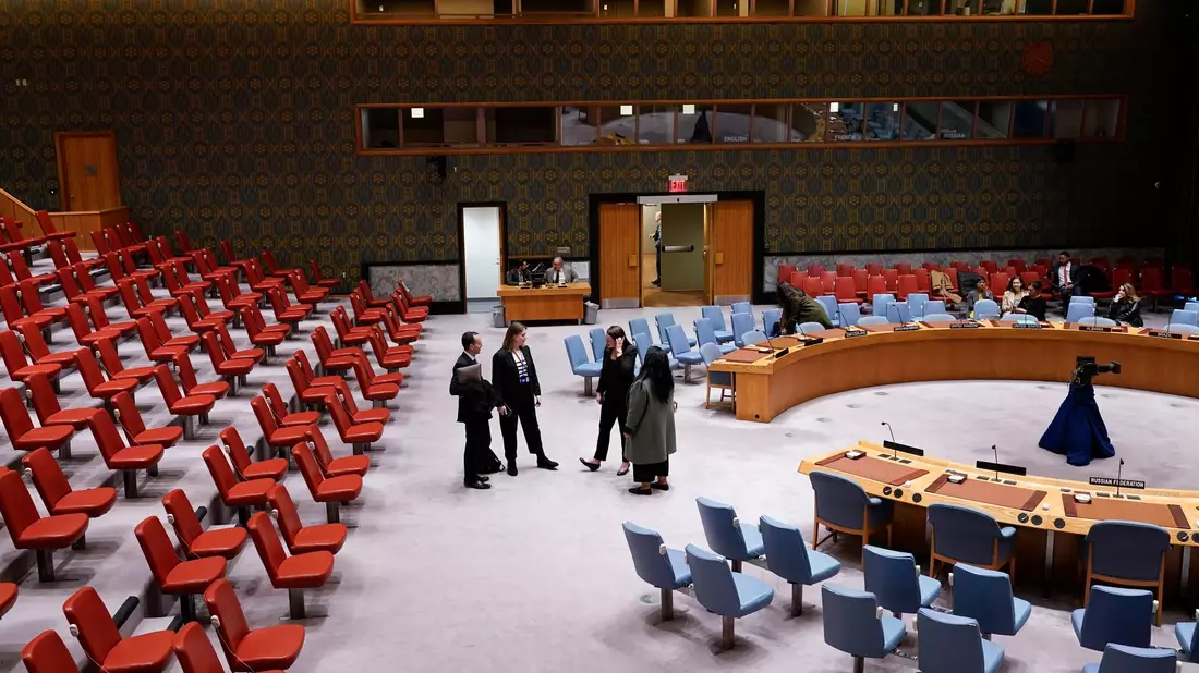 Die us-amerikanische UN-Botschafterin Linda Thomas-Greenfield (M) stimmt im Weltsicherheitsrat gegen einen Resolutionsentwurf für einen Waffenstillstand im Gazastreifen. - Bild: Seth Wenig/AP/dpa