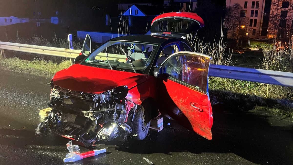 FW Bad Honnef: Autofahrerin bei Alleinunfall schwer verletzt aus Fahrzeug gerettet - Foto: presseportal.de