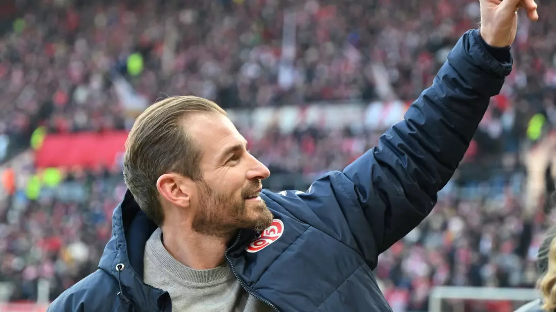 Jan Siewert bleibt Trainer der Mainzer. - Bild: Torsten Silz/dpa