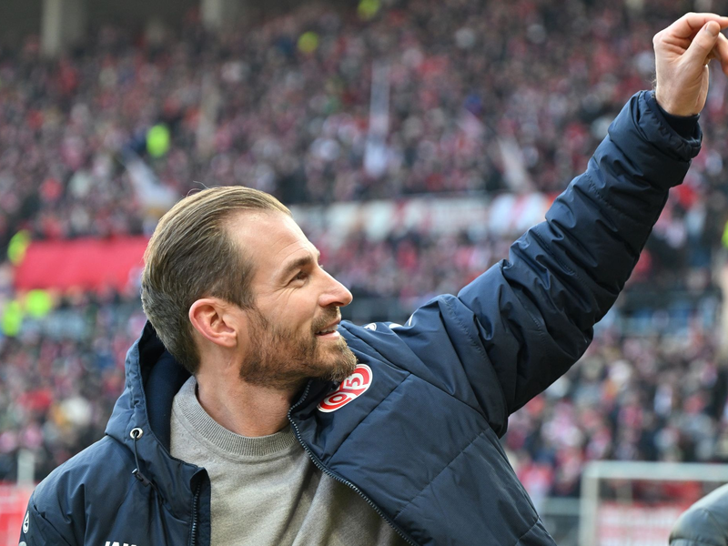 Jan Siewert bleibt Trainer der Mainzer. - Foto: Torsten Silz/dpa