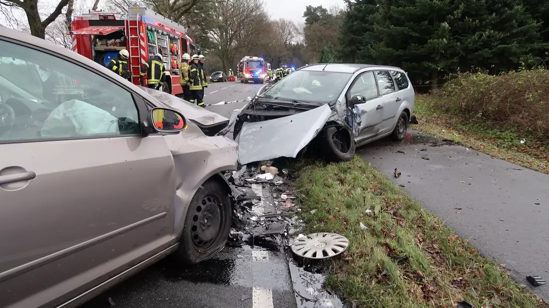 POL-DEL: Landkreis Oldenburg: Schwerer Verkehrsunfall mit drei beteiligten Pkw in Hatten ++ schwer- und zwei leichtverletzte Personen ++ beteiligte Fahrzeuge mit Totalschäden - Bild: presseportal.de