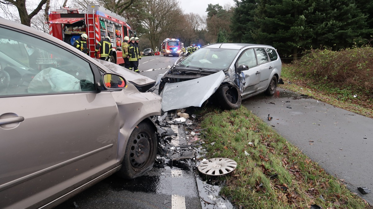 POL-DEL: Landkreis Oldenburg: Schwerer Verkehrsunfall mit drei beteiligten Pkw in Hatten ++ schwer- und zwei leichtverletzte Personen ++ beteiligte Fahrzeuge mit Totalschäden - Foto: presseportal.de
