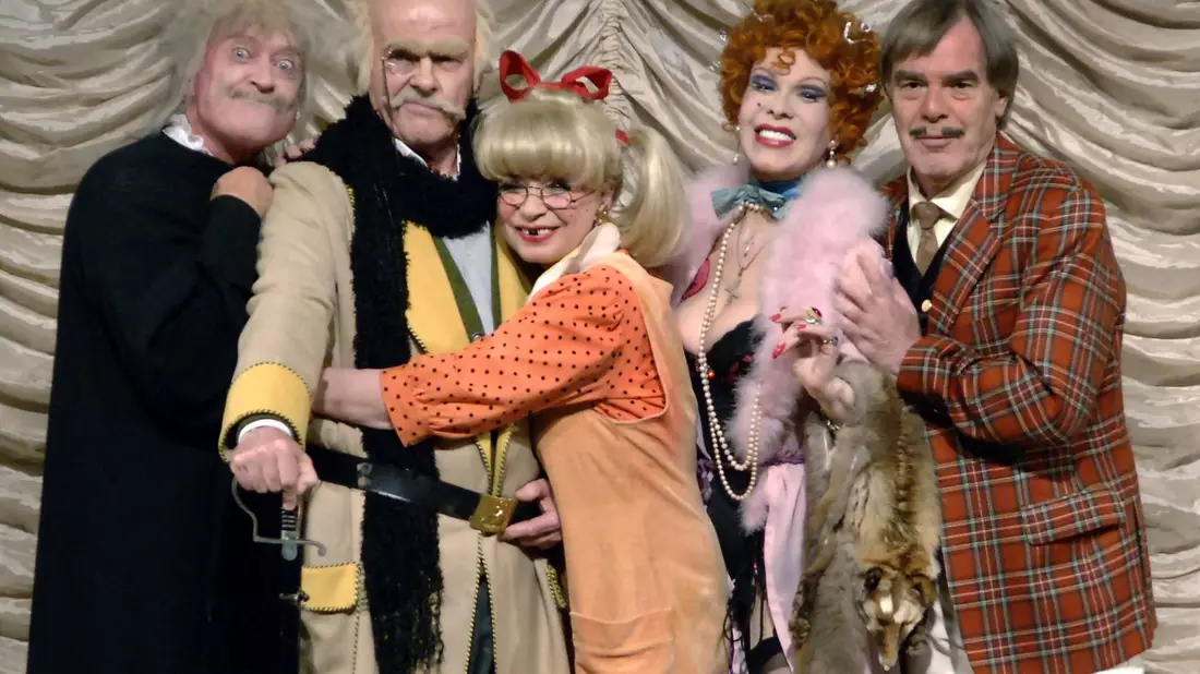 Als blondbezopfte sommersprossige Tochter Gaby der chaotischen «Klimbim»-Familie trällerte sie: «Dann mach ich mir 'nen Schlitz ins Kleid und find' es wunderbar.» Hier zusammen mit Peer Augustinski (l-r) als Bestatter, Wichart von Roell als Opa Klimbim, Elisabeth Volkmann als Jolante von Scheußlich und Horst Jüssen als Adolar von Scheußlich. - Bild: Patrick Lux/dpa
