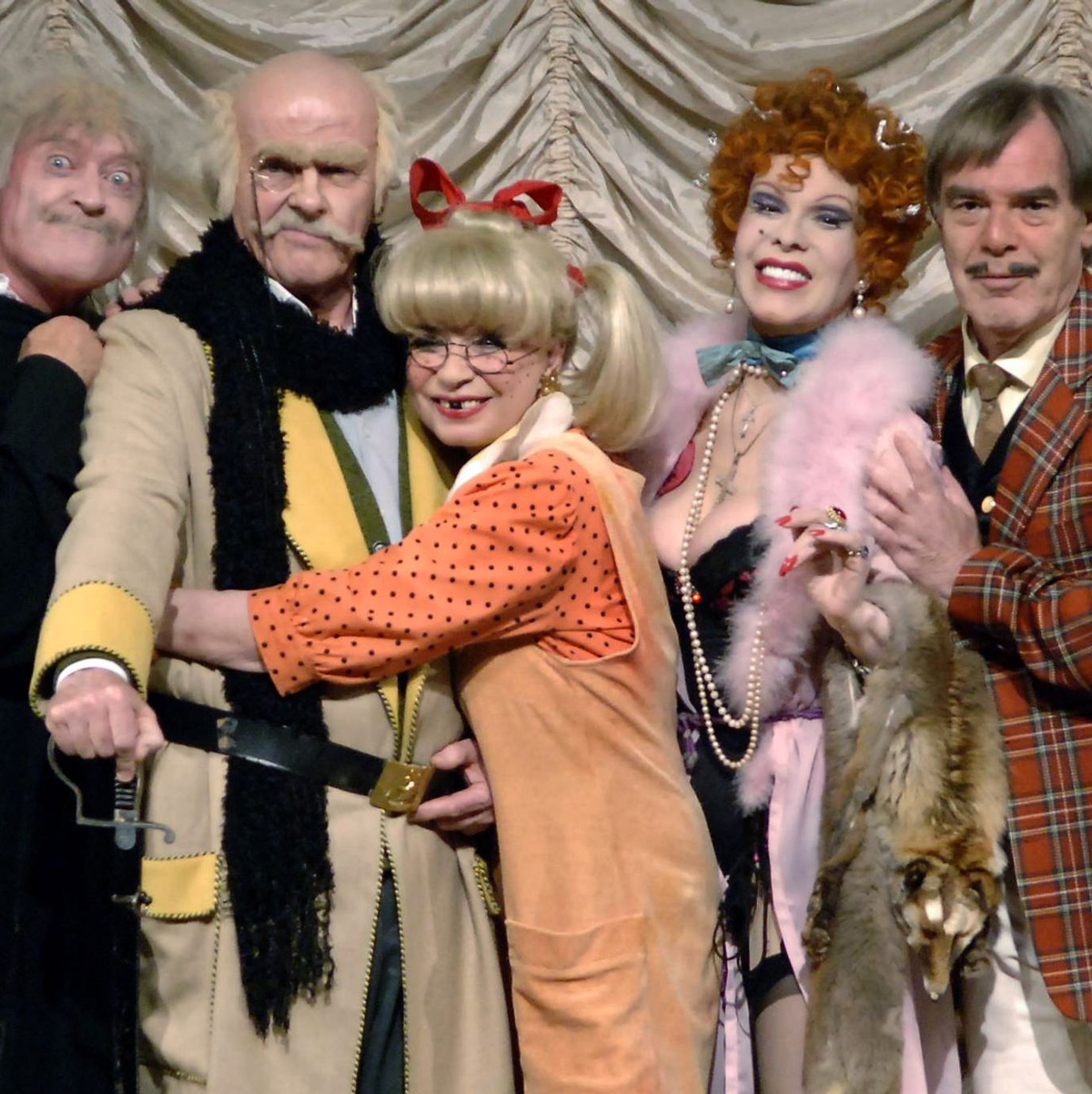 Als blondbezopfte sommersprossige Tochter Gaby der chaotischen «Klimbim»-Familie trällerte sie: «Dann mach ich mir 'nen Schlitz ins Kleid und find' es wunderbar.» Hier zusammen mit Peer Augustinski (l-r) als Bestatter, Wichart von Roell als Opa Klimbim, Elisabeth Volkmann als Jolante von Scheußlich und Horst Jüssen als Adolar von Scheußlich. - Foto: Patrick Lux/dpa