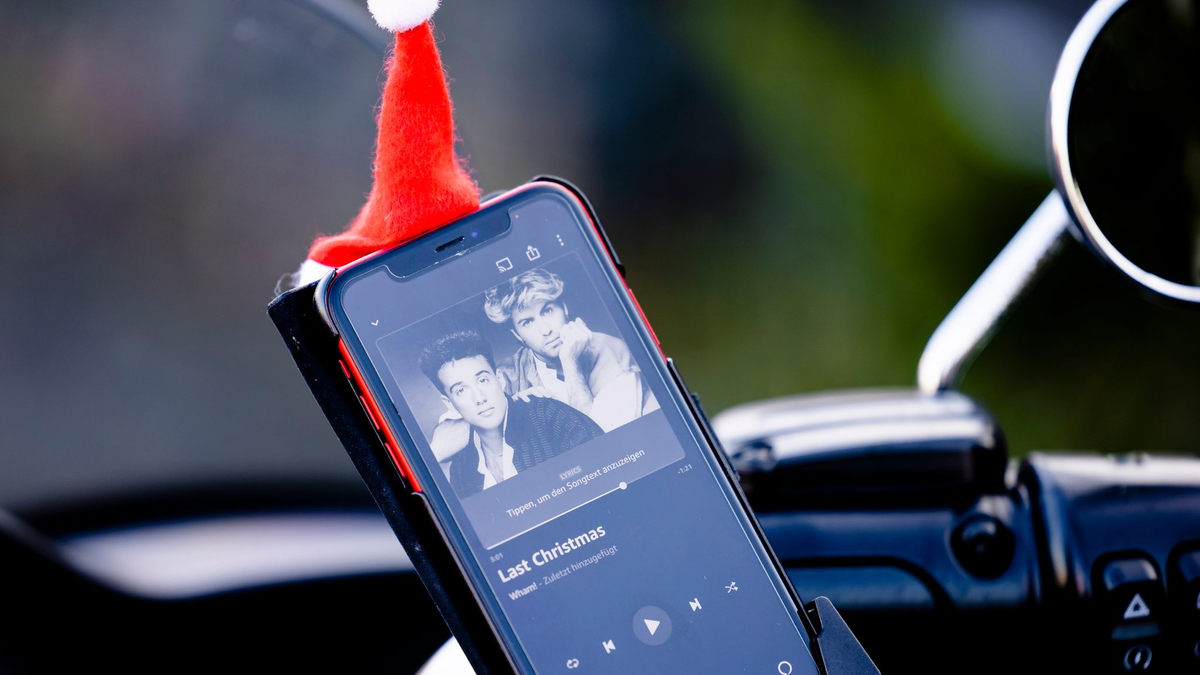 «Last Christmas» von Wham! schafft es erstmals zu Weihnachten an die Spitze der britischen Charts. - Foto: Frank Molter/dpa