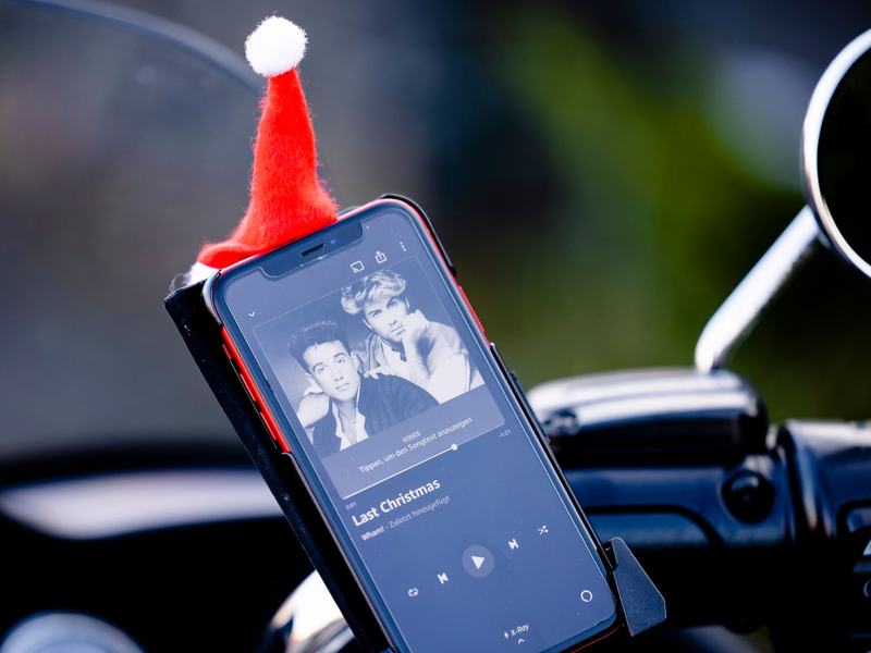 «Last Christmas» von Wham! schafft es erstmals zu Weihnachten an die Spitze der britischen Charts. - Foto: Frank Molter/dpa