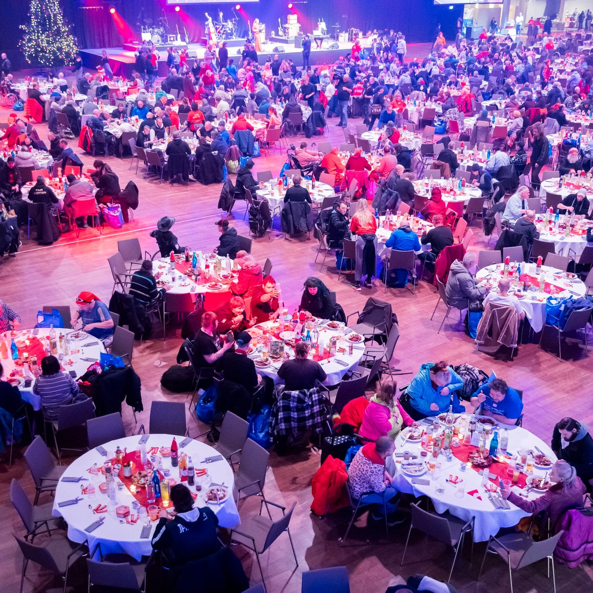 Ein lange Schlange bildete sich vor dem Hotel Estrel. «Heute waren circa 1800 Menschen da», so Marcus Zander. - Foto: Christoph Soeder/dpa