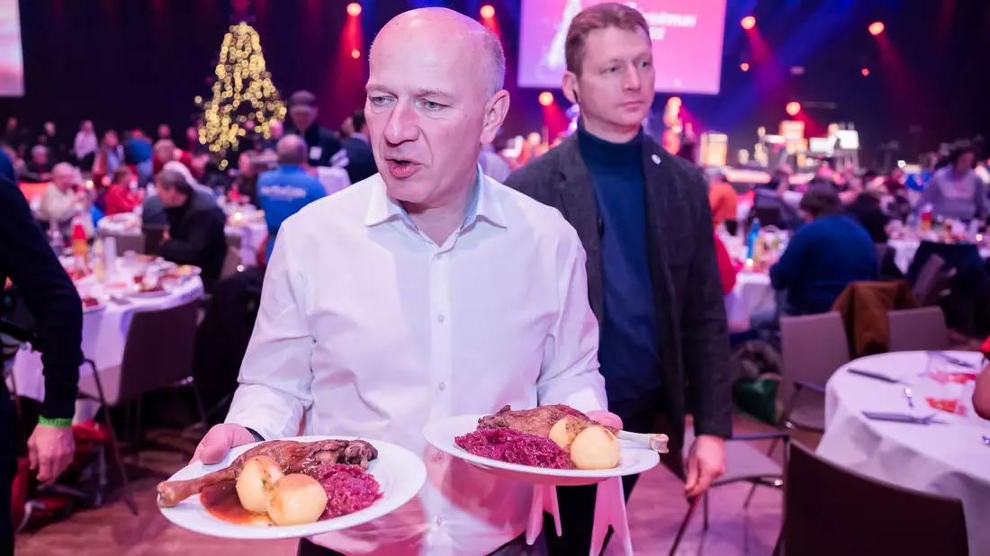 Berlins Regierender Bürgermeister Kai Wegner servierte persönlich. «Ich glaube, wir müssen schauen, dass wir mehr Unterkünfte bekommen, dass wir die Menschen von der Straße bekommen, dass wir auch mehr Sozialarbeit anbieten», so der CDU-Politiker. - Bild: Christoph Soeder/dpa