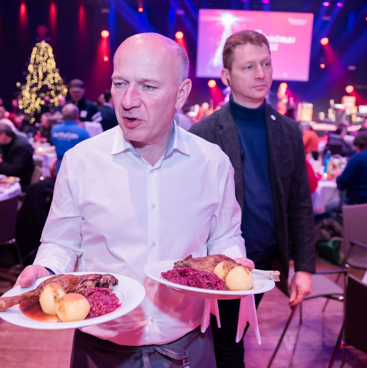 Berlins Regierender Bürgermeister Kai Wegner servierte persönlich. «Ich glaube, wir müssen schauen, dass wir mehr Unterkünfte bekommen, dass wir die Menschen von der Straße bekommen, dass wir auch mehr Sozialarbeit anbieten», so der CDU-Politiker. - Foto: Christoph Soeder/dpa