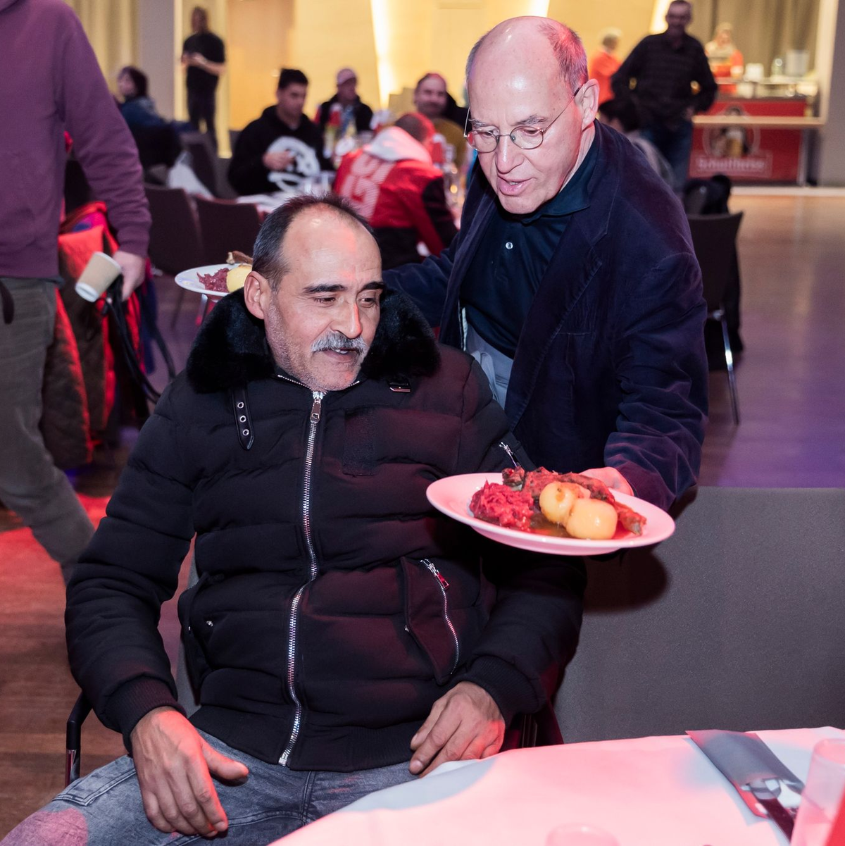 In diesem Jahr findet die Feier mit Gänseessen zum ersten Mal seit Beginn der Corona-Pandemie wieder im Hotel Estrel statt. Politiker Gregor Gysi servierte Gänsebraten für die Gäste. - Foto: Christoph Soeder/dpa