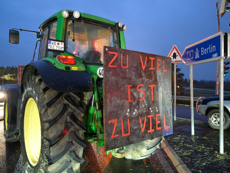 Traktoren von Bauern aus der Umgebung von Wittenberg blockieren die Zufahrt zur A9 bei Coswig. - Foto: Heiko Rebsch/dpa