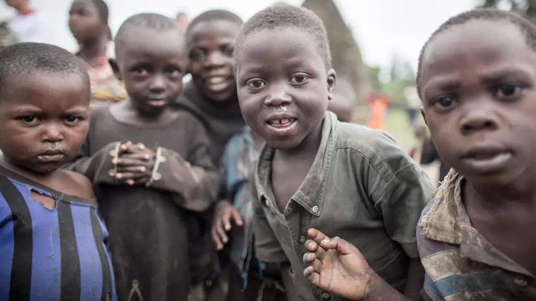 Kinder aus dem Kongo blicken neugierig in die Kamera. In der Demokratischen Republik Kongo werden die meisten Verletzungen von Kinderrechten weltweit verzeichnet. - Bild: picture alliance / dpa