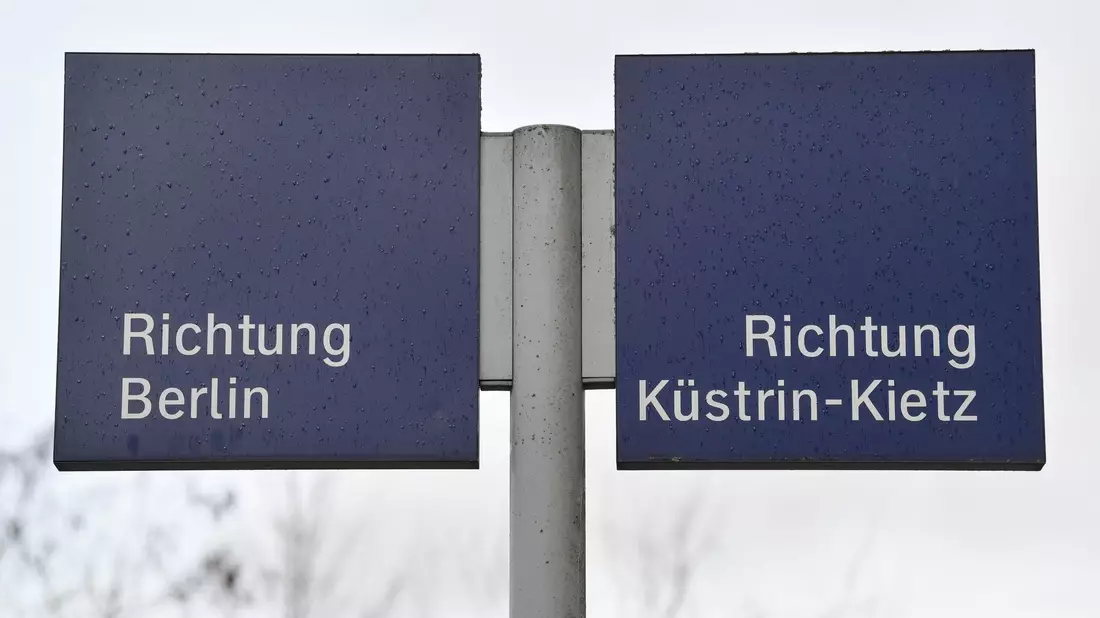 Wegweiser am Bahnhof in Trebnitz im LandkreisMärkisch-Oderland. - Bild: Patrick Pleul/dpa-Zentralbild/dpa