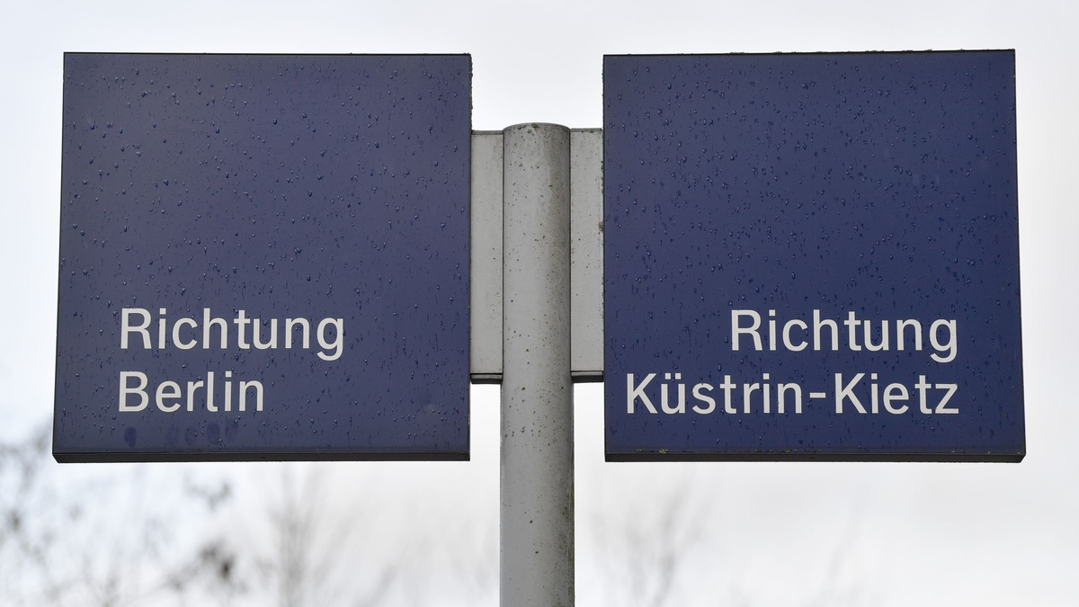 Wegweiser am Bahnhof in Trebnitz im LandkreisMärkisch-Oderland. - Foto: Patrick Pleul/dpa-Zentralbild/dpa