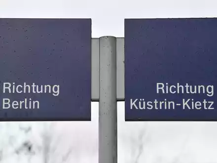 Wegweiser am Bahnhof in Trebnitz im LandkreisMärkisch-Oderland. - Foto: Patrick Pleul/dpa-Zentralbild/dpa