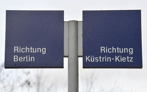 Wegweiser am Bahnhof in Trebnitz im LandkreisMärkisch-Oderland. - Foto: Patrick Pleul/dpa-Zentralbild/dpa