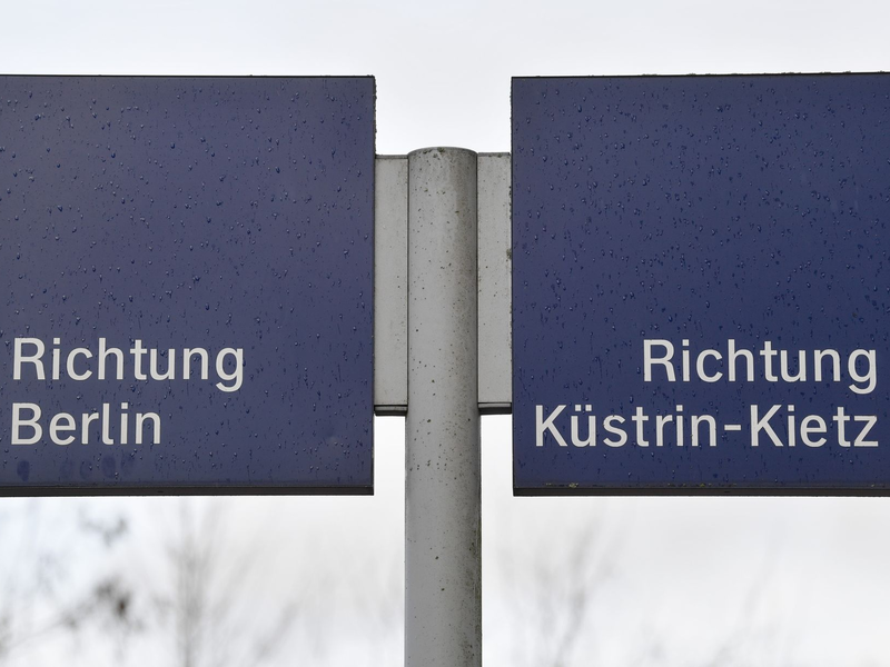 Wegweiser am Bahnhof in Trebnitz im LandkreisMärkisch-Oderland. - Foto: Patrick Pleul/dpa-Zentralbild/dpa