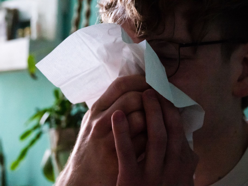 Derzeit bewegt sich die Rate akuter Atemwegserkrankungen in der Bevölkerung weiter auf einem relativ hohen Niveau im Vergleich zu früheren Jahren. - Foto: Philip Dulian/dpa