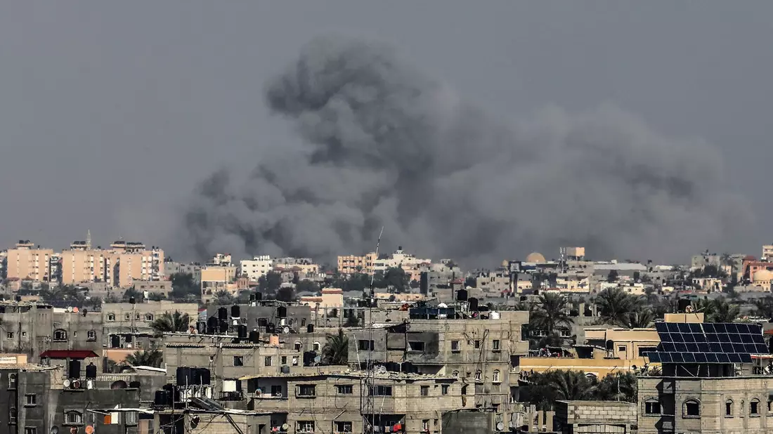 Schulen im Gazastreifen haben sich laut dem UNRWA in überfüllte Notunterkünfte verwandelt. (Archivbild) - Bild: Abed Rahim Khatib/dpa
