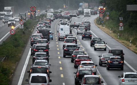 Autofahrer müssen sich angesichts vieler Baustellen in Geduld üben. - Foto: Henning Kaiser/dpa