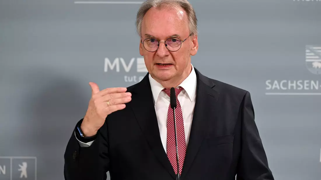 «Es muss jetzt eine Einladung ins Kanzleramt erfolgen», sagt Sachsen-Anhalts Ministerpräsident Reiner Haseloff. - Bild: Federico Gambarini/dpa