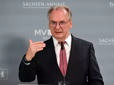 «Es muss jetzt eine Einladung ins Kanzleramt erfolgen», sagt Sachsen-Anhalts Ministerpräsident Reiner Haseloff. - Foto: Federico Gambarini/dpa