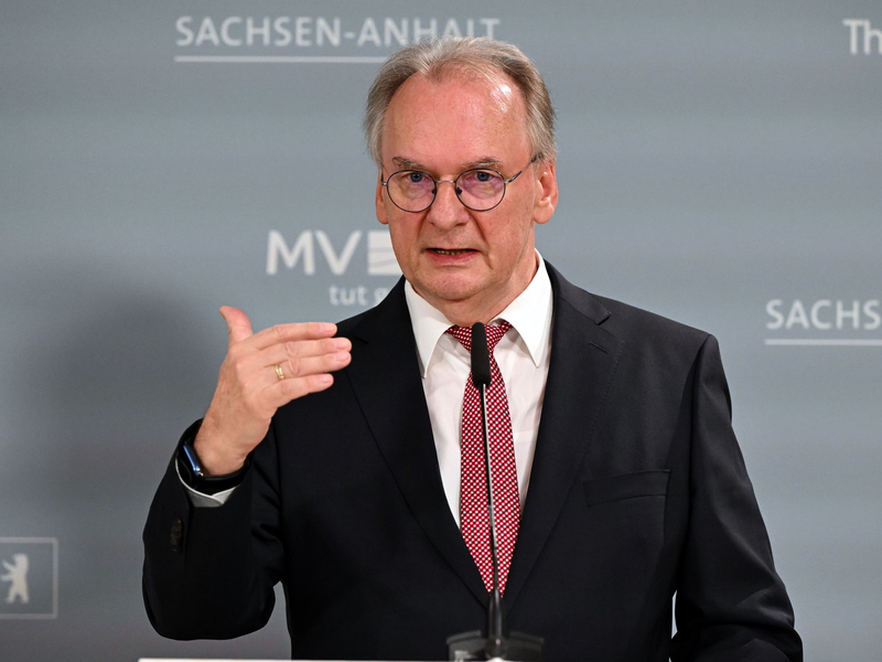 «Es muss jetzt eine Einladung ins Kanzleramt erfolgen», sagt Sachsen-Anhalts Ministerpräsident Reiner Haseloff. - Foto: Federico Gambarini/dpa