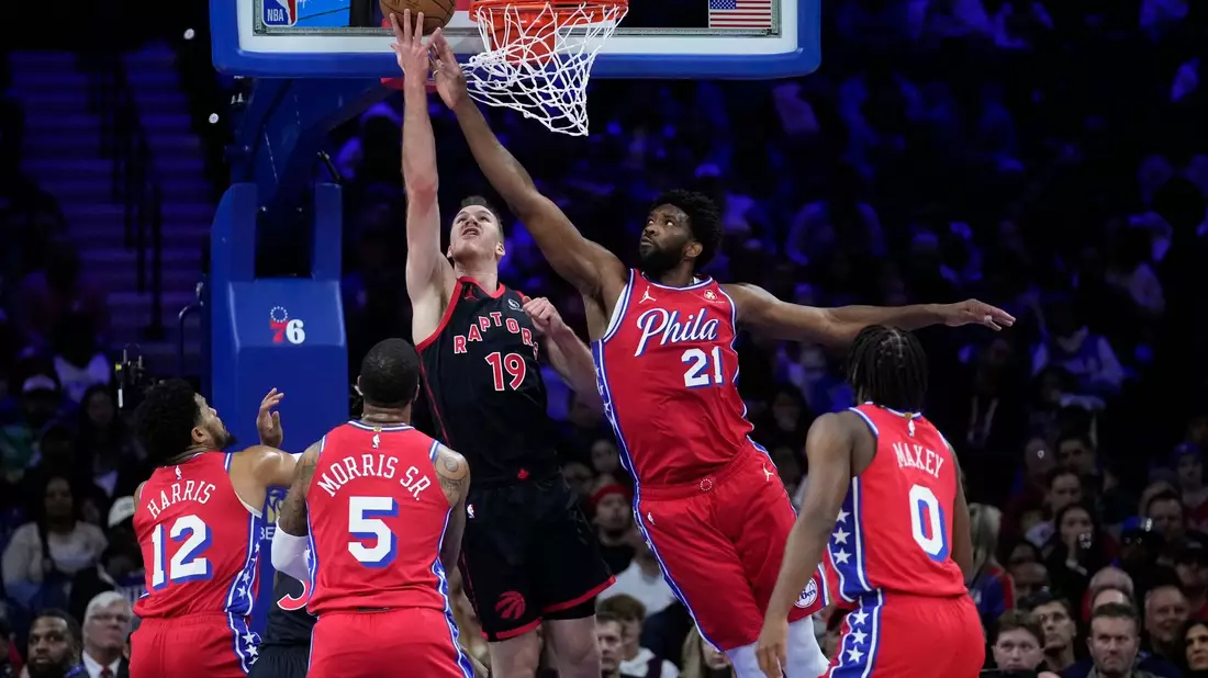 Joel Embiid (21) war der überragende 76ers-Akteur beim Siege gegen Toronto. - Bild: Matt Slocum/AP/dpa