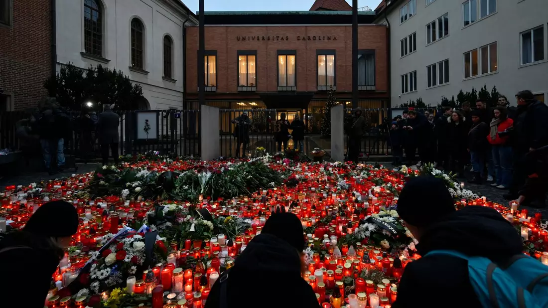 Trauernde legen Blumen und Kerzen für die Opfer der tragischen Schusswaffenattacke an der Philosophischen Fakultät der Karls-Universität nieder. - Bild: Denes Erdos/AP/dpa
