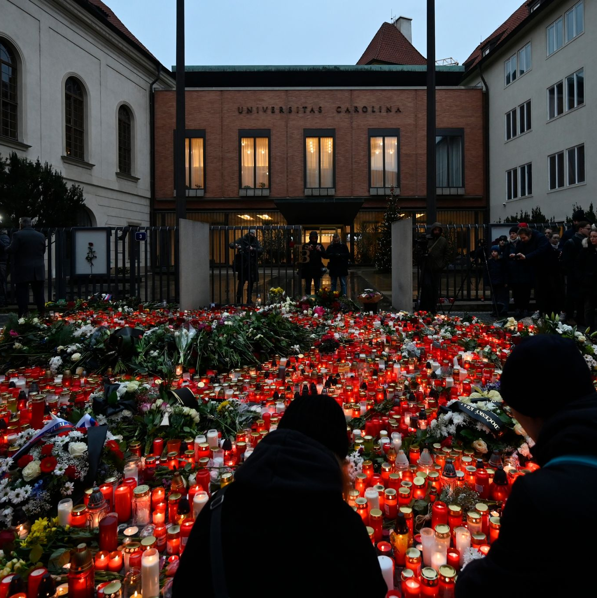Trauernde legen Blumen und Kerzen für die Opfer der tragischen Schusswaffenattacke an der Philosophischen Fakultät der Karls-Universität nieder. - Foto: Denes Erdos/AP/dpa