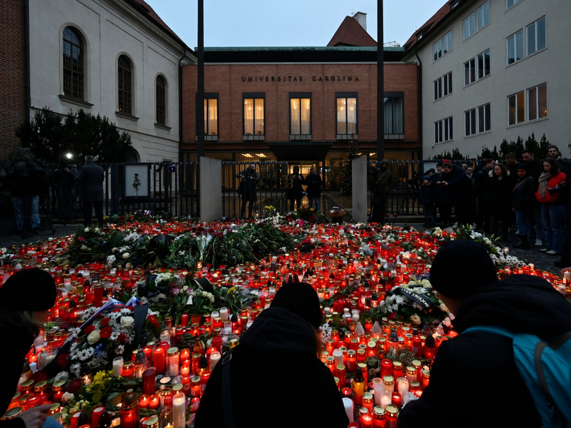 Trauernde legen Blumen und Kerzen für die Opfer der tragischen Schusswaffenattacke an der Philosophischen Fakultät der Karls-Universität nieder. - Foto: Denes Erdos/AP/dpa