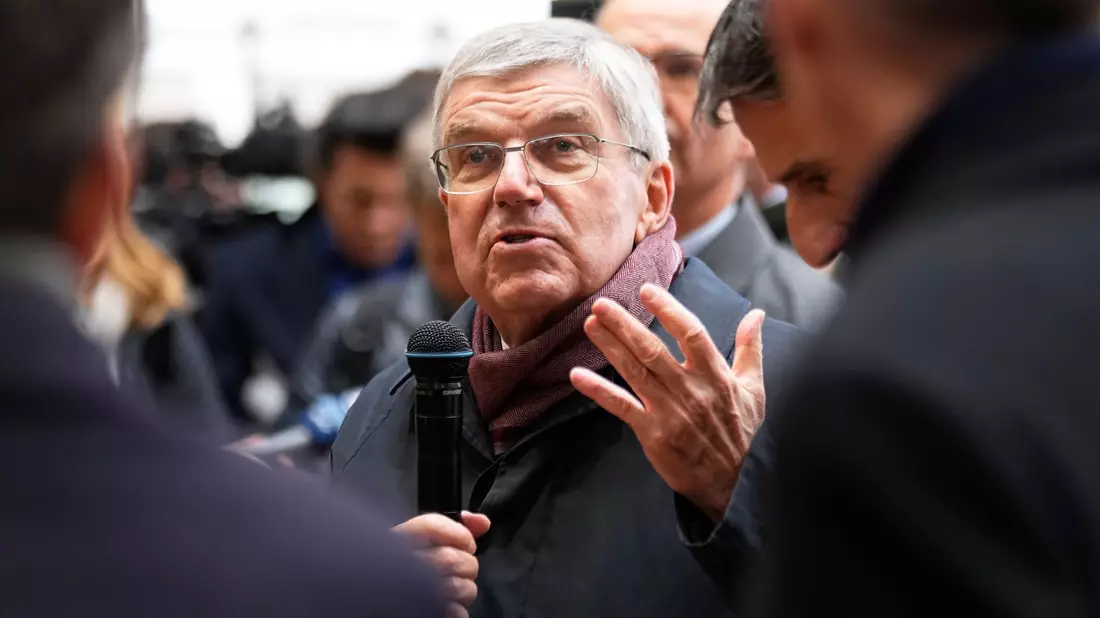 Verteidigt die Zulassung von Sportlerinnen und Sportlern aus Russland und Belarus für Olympia 2024: Thomas Bach. - Bild: Michel Euler/AP/dpa
